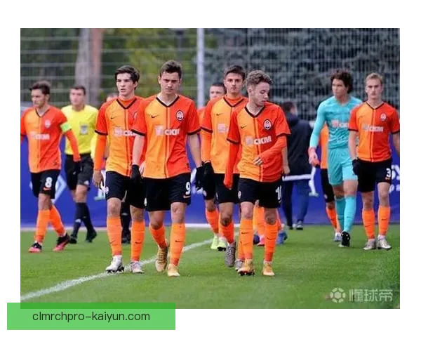 乌克兰U19队在欧洲锦标赛中强势晋级淘汰赛阶段，表现出色值得关注